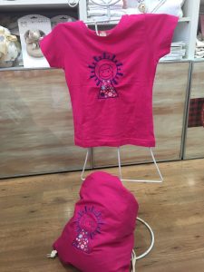 Zaragoza-Ole-Souvenirs.-Mochila-y-camiseta-Virgen-Pilar-rosa Zaragoza-Ole-Souvenirs.-Mochila-y-camiseta-Virgen-Pilar-rosa